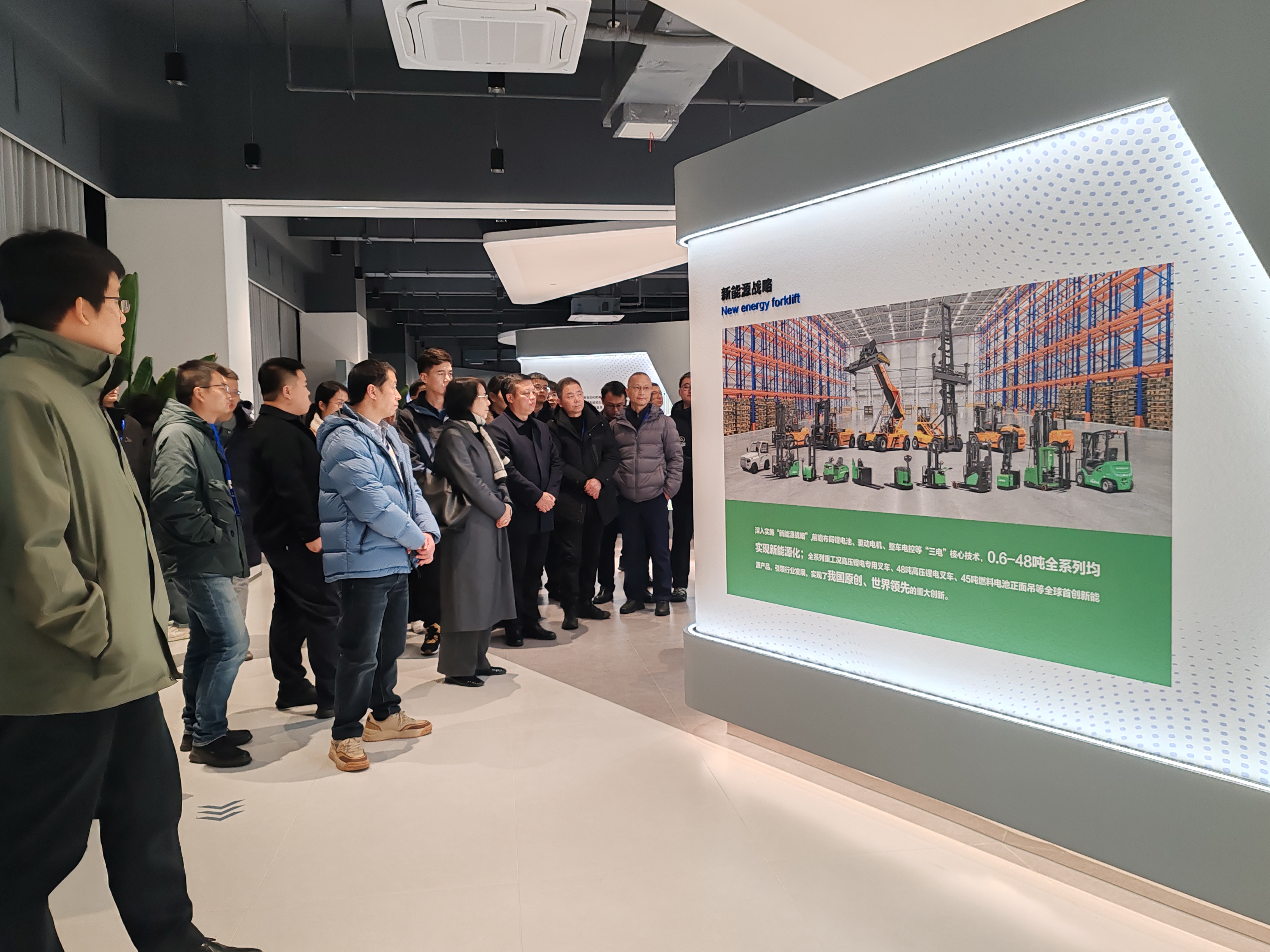 参观amjs澳金沙门线路首页集团展厅.jpg